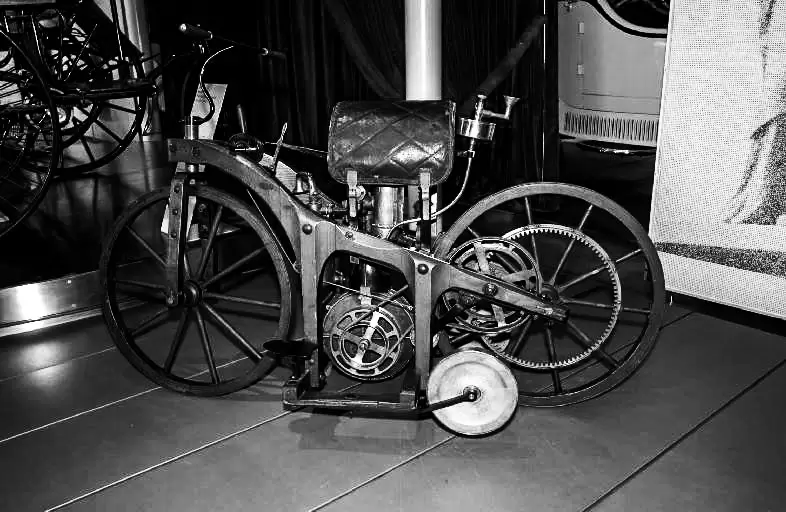 Gottlieb Daimler ilk motorsiklet patentini aldı.
