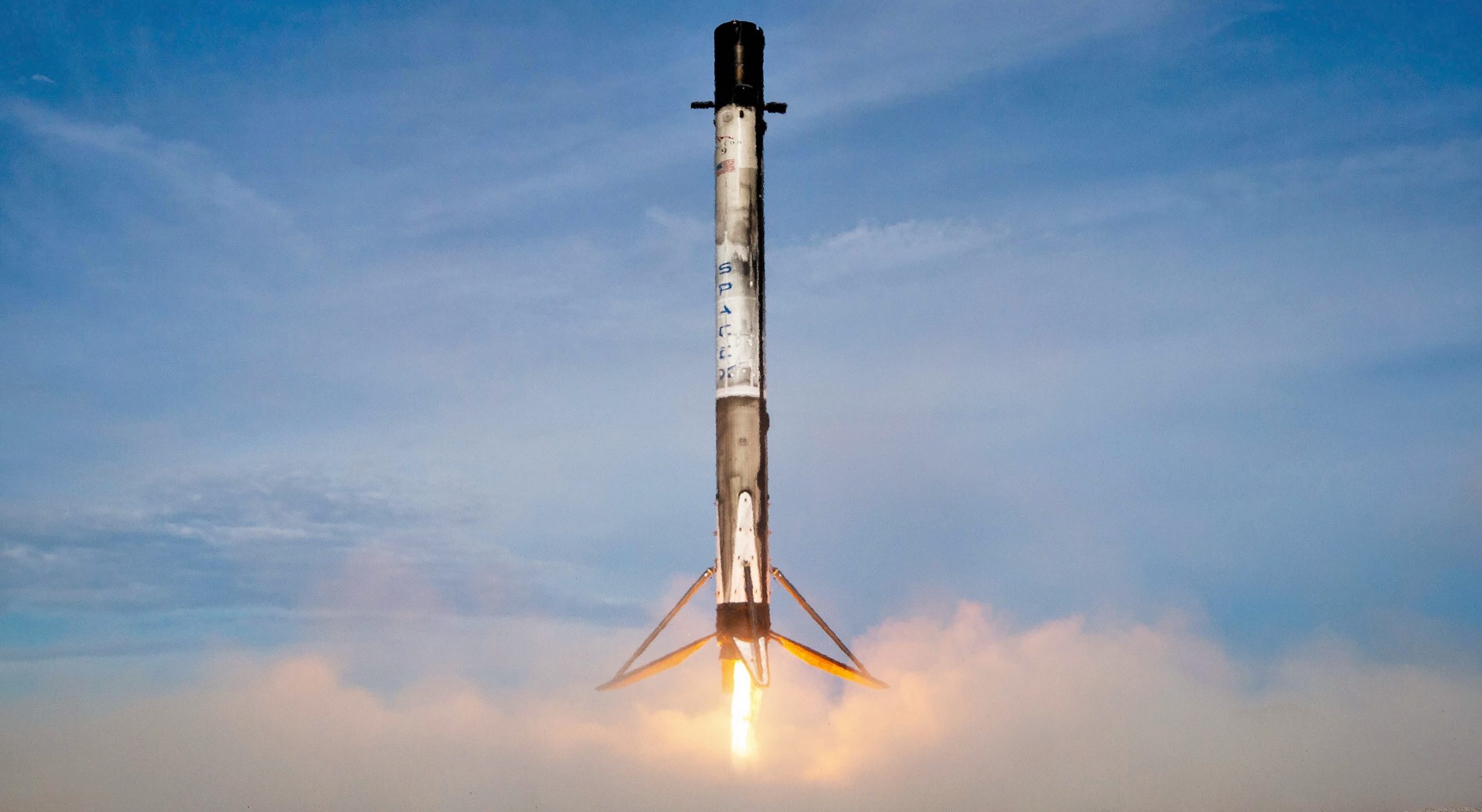 Cargo-Dragon-C108-CRS-18-Falcon-9-B1056-vertical-SpaceX-landing-LZ-1-1-crop