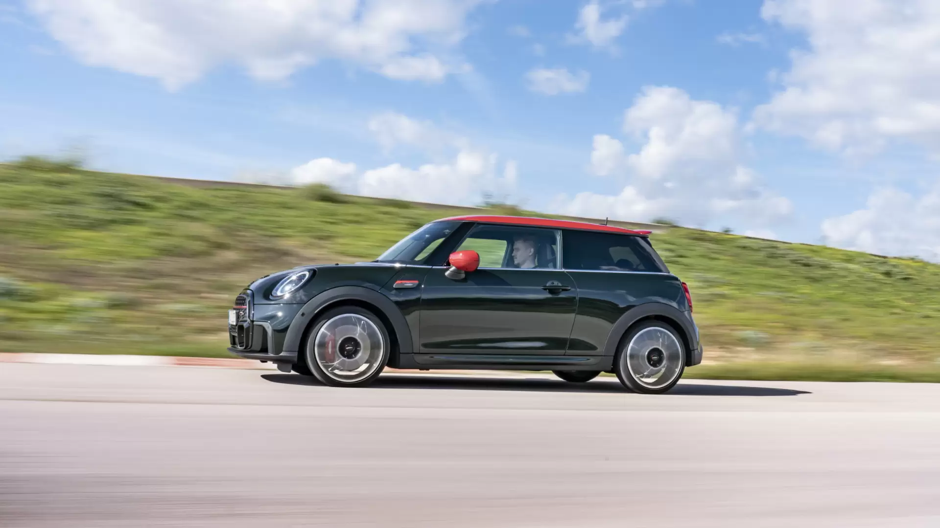 Yeni MINI John Cooper Works Yüksek Performansı Konforlu Sürüşle Birleştiriyor