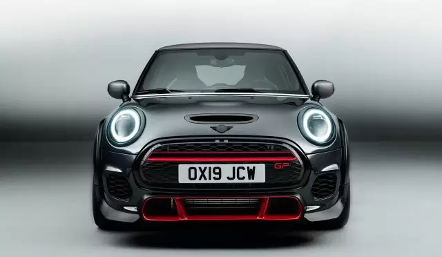 Yeni MINI John Cooper Works Yüksek Performansı Konforlu Sürüşle Birleştiriyor