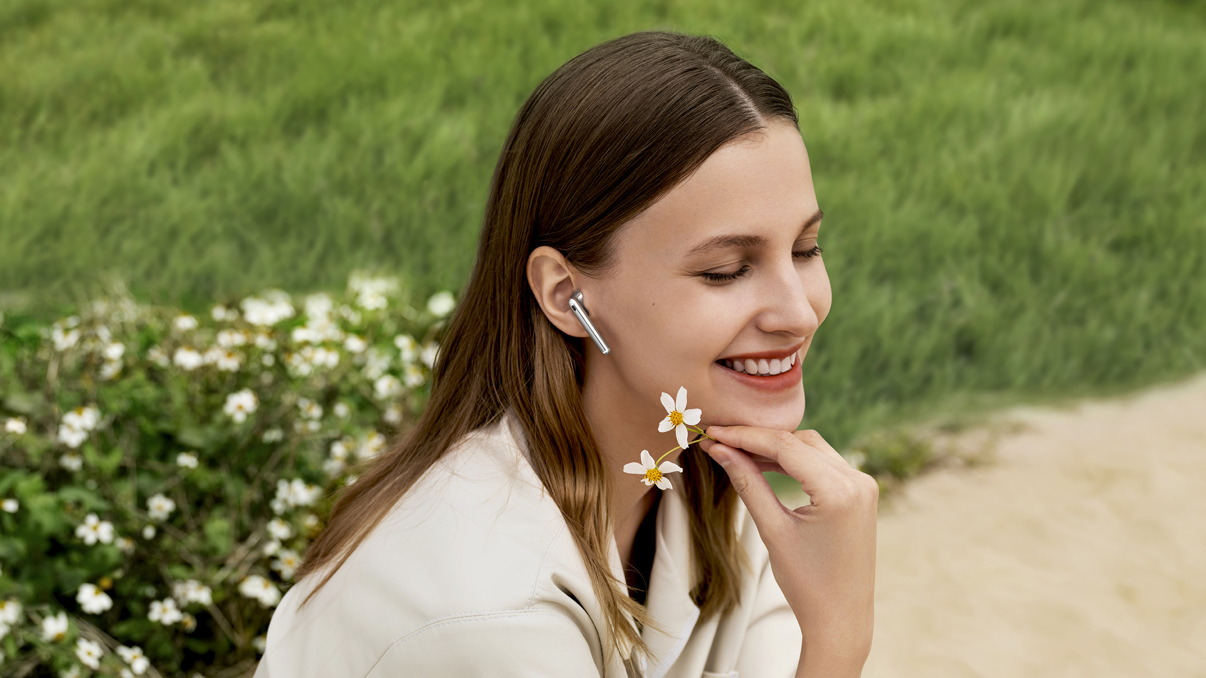 1626251359 Huawei FreeBuds 4 Lifestyle 4