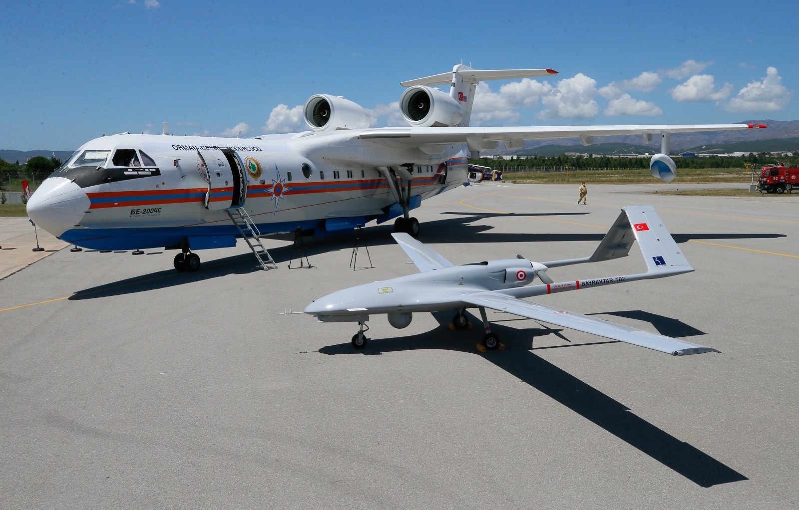 Tarım ve Orman Bakanı Pakdemirli yeni yangın uçaklarını tanıttı