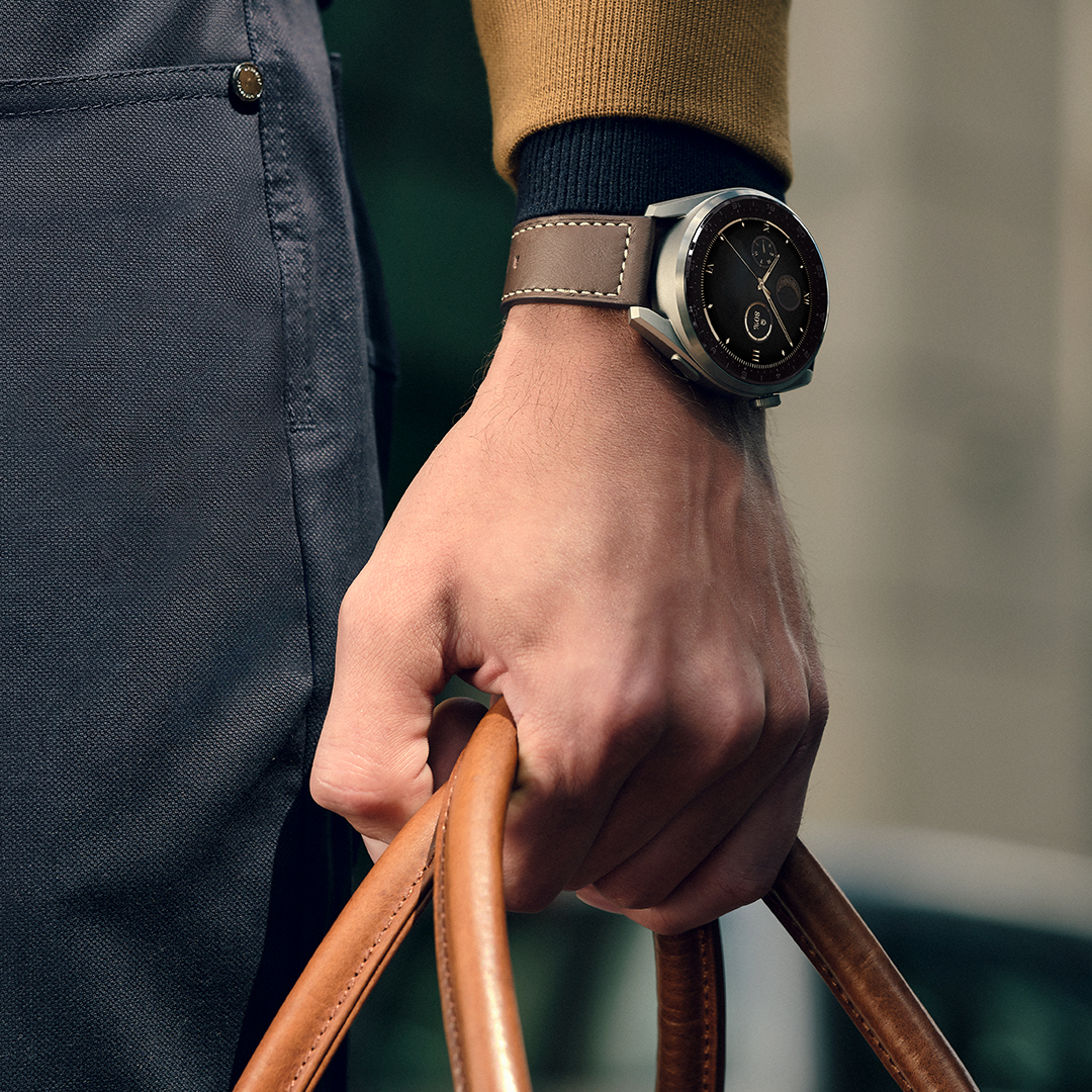 Huawei Watch 3 kahverengi deri ve saat kadranı