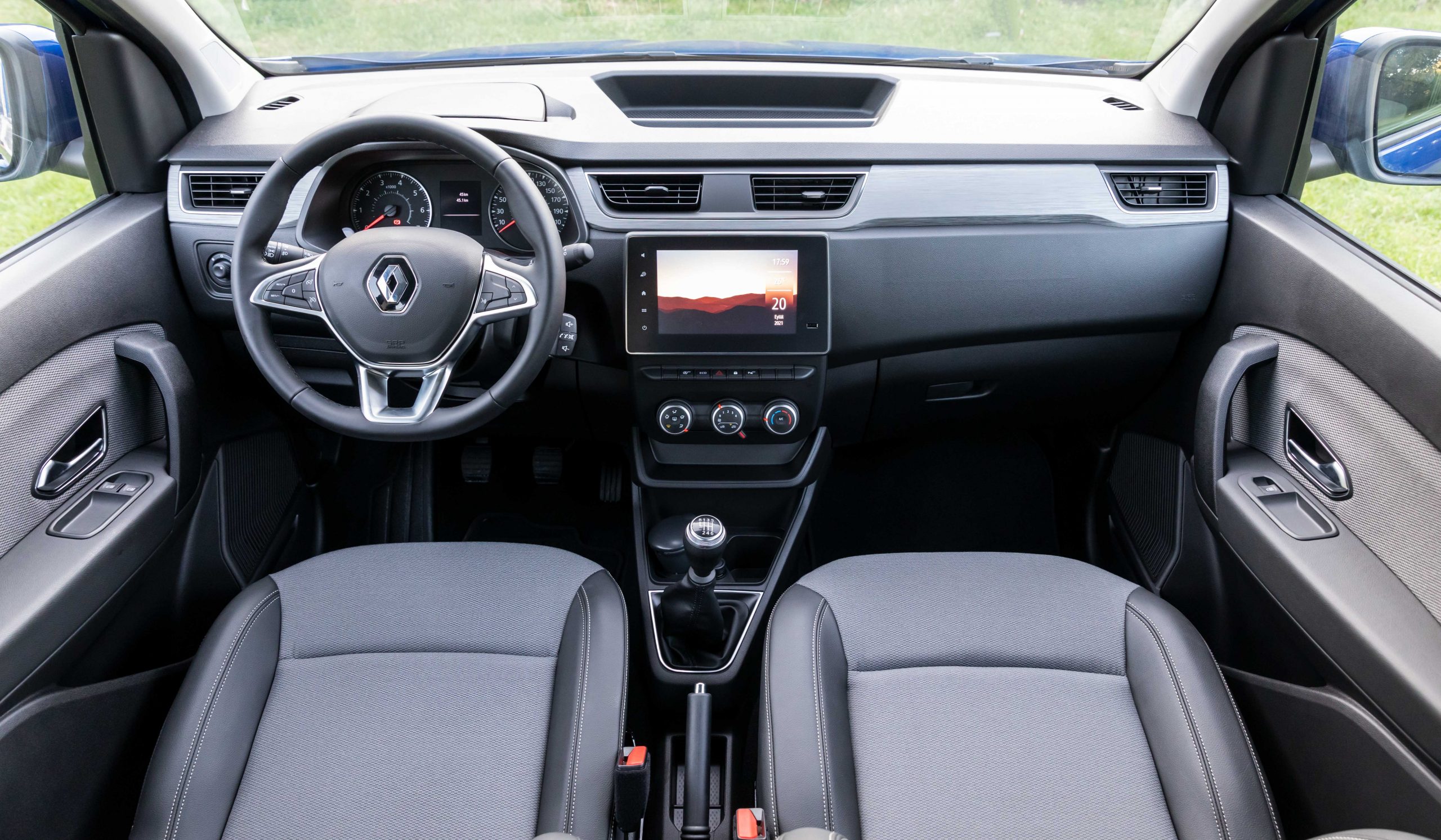 Renault Express kokpit direksiyon ve multimedya