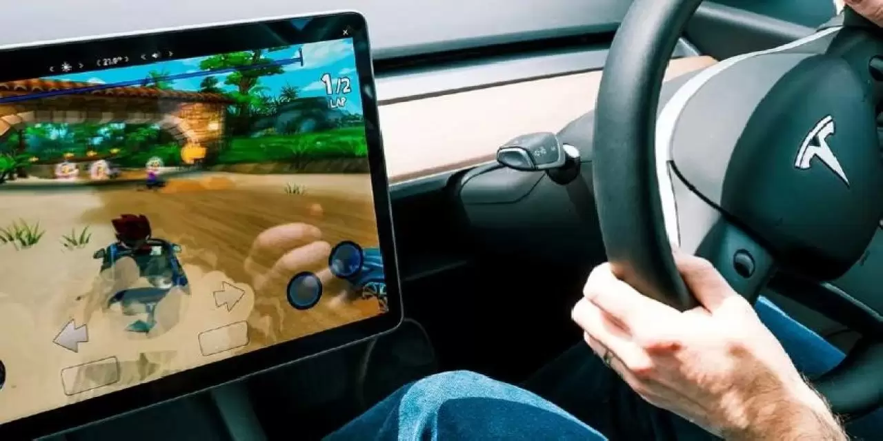 Tesla, sürüş sırasında oyun oynama özelliğini devre dışı bırakıyor