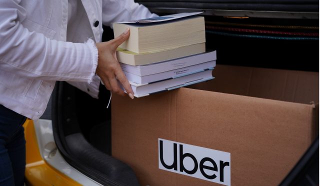 uber-sari-taksiler-ile-toplanan-14.158-kitap-koy-okullarina-ulastirildi