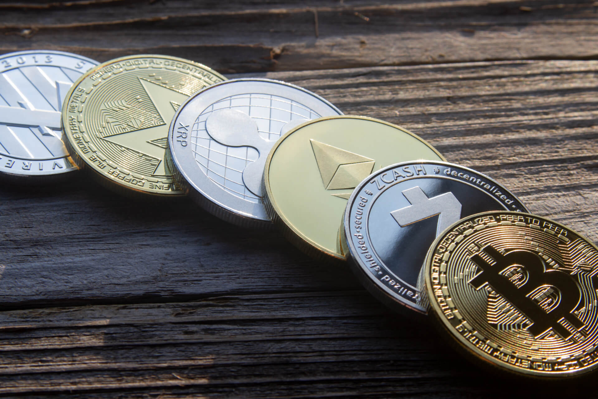 bitcoin altcoins curved row wo