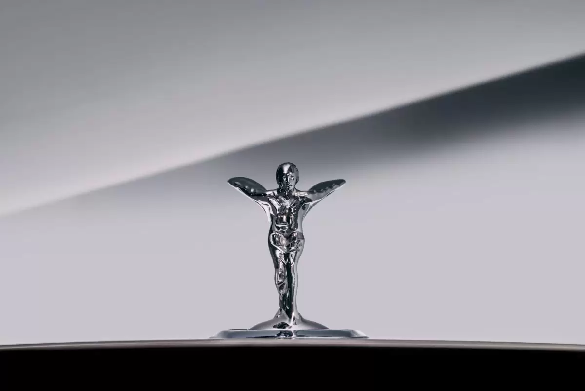 ROLLS-ROYCE SPIRIT OF ECSTASY Amblemini Yeniden Tasarladı