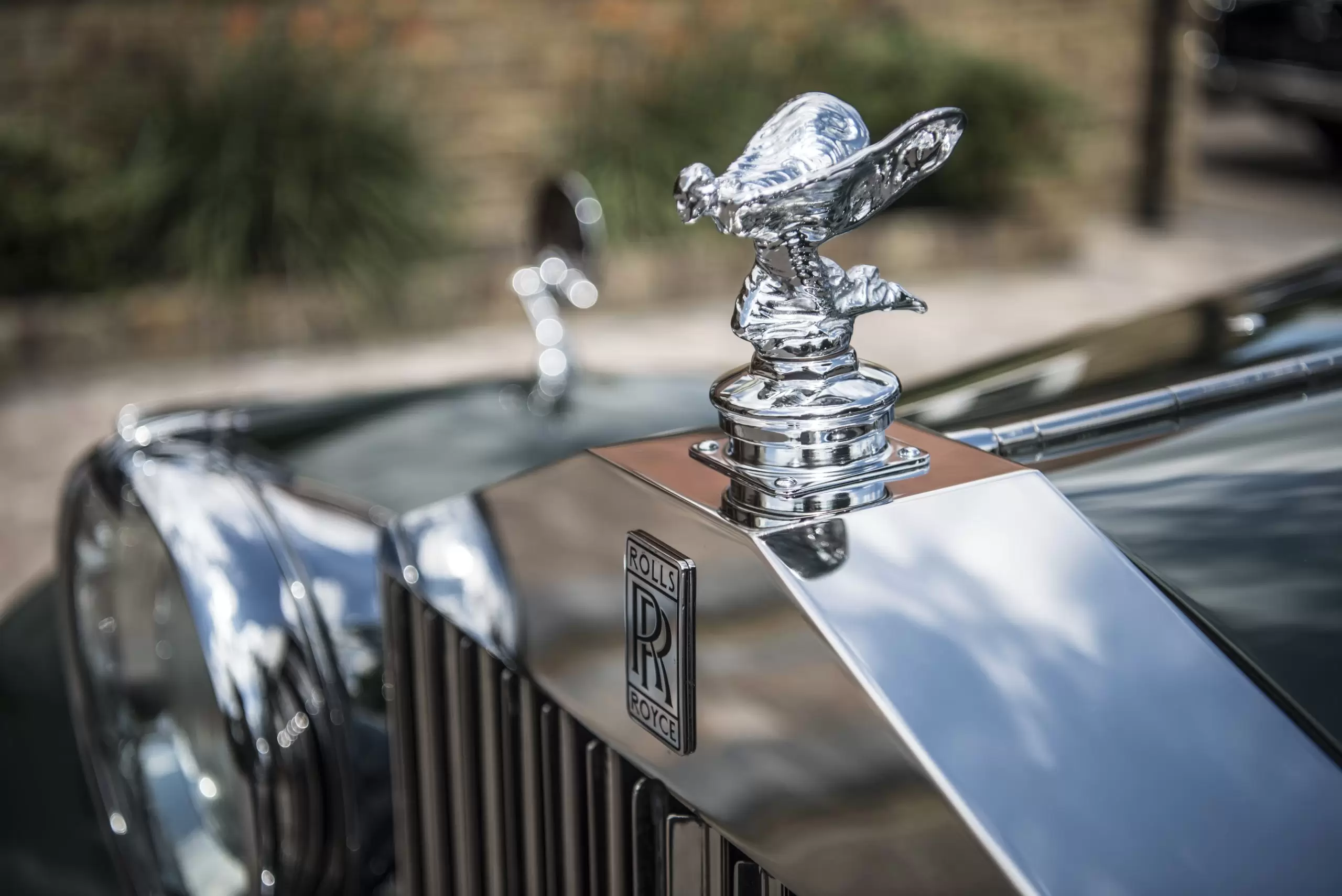 ROLLS-ROYCE SPIRIT OF ECSTASY Amblemini Yeniden Tasarladı