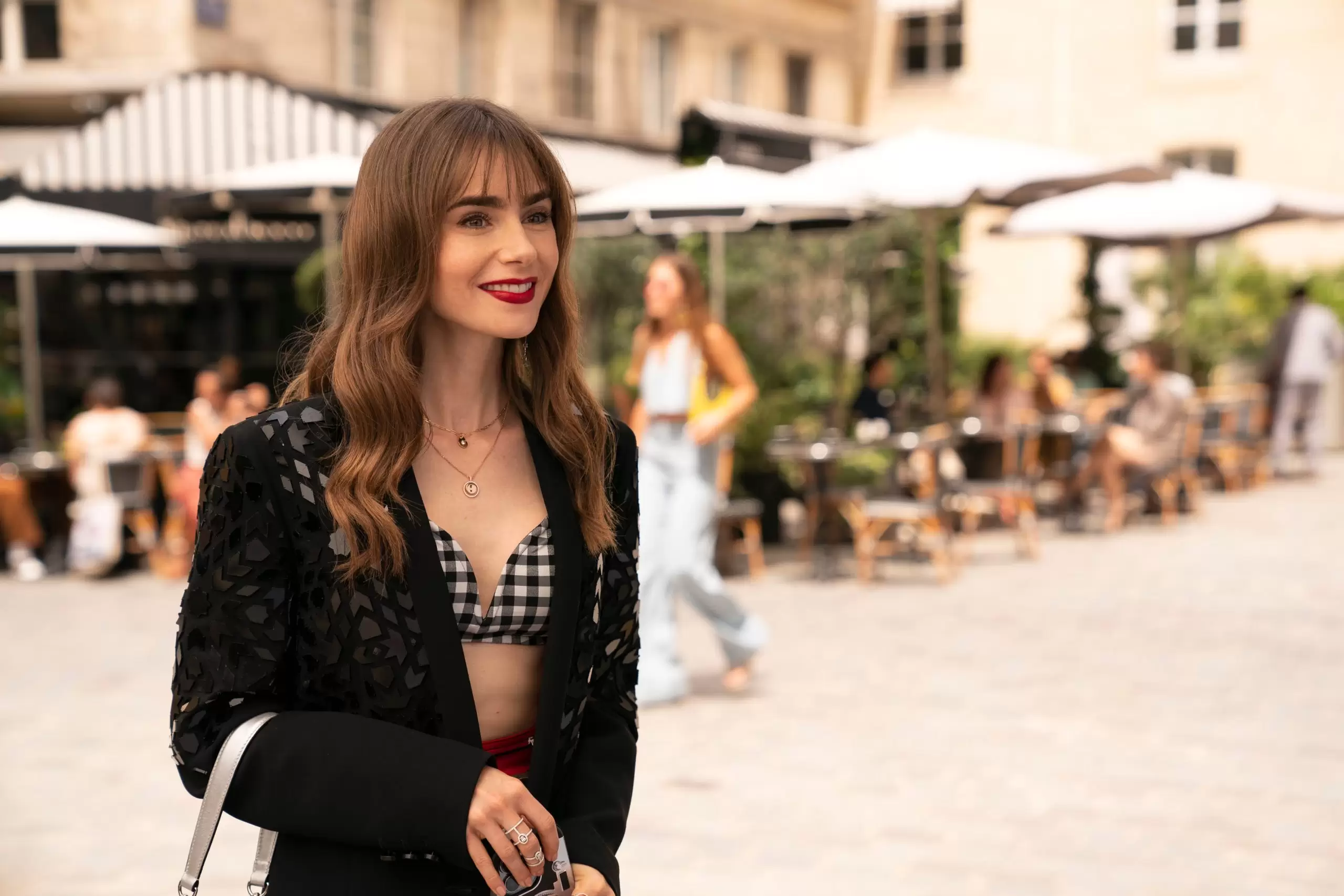 Netflix, Emily in Paris’in 3. sezonundan ilk görselleri paylaştı