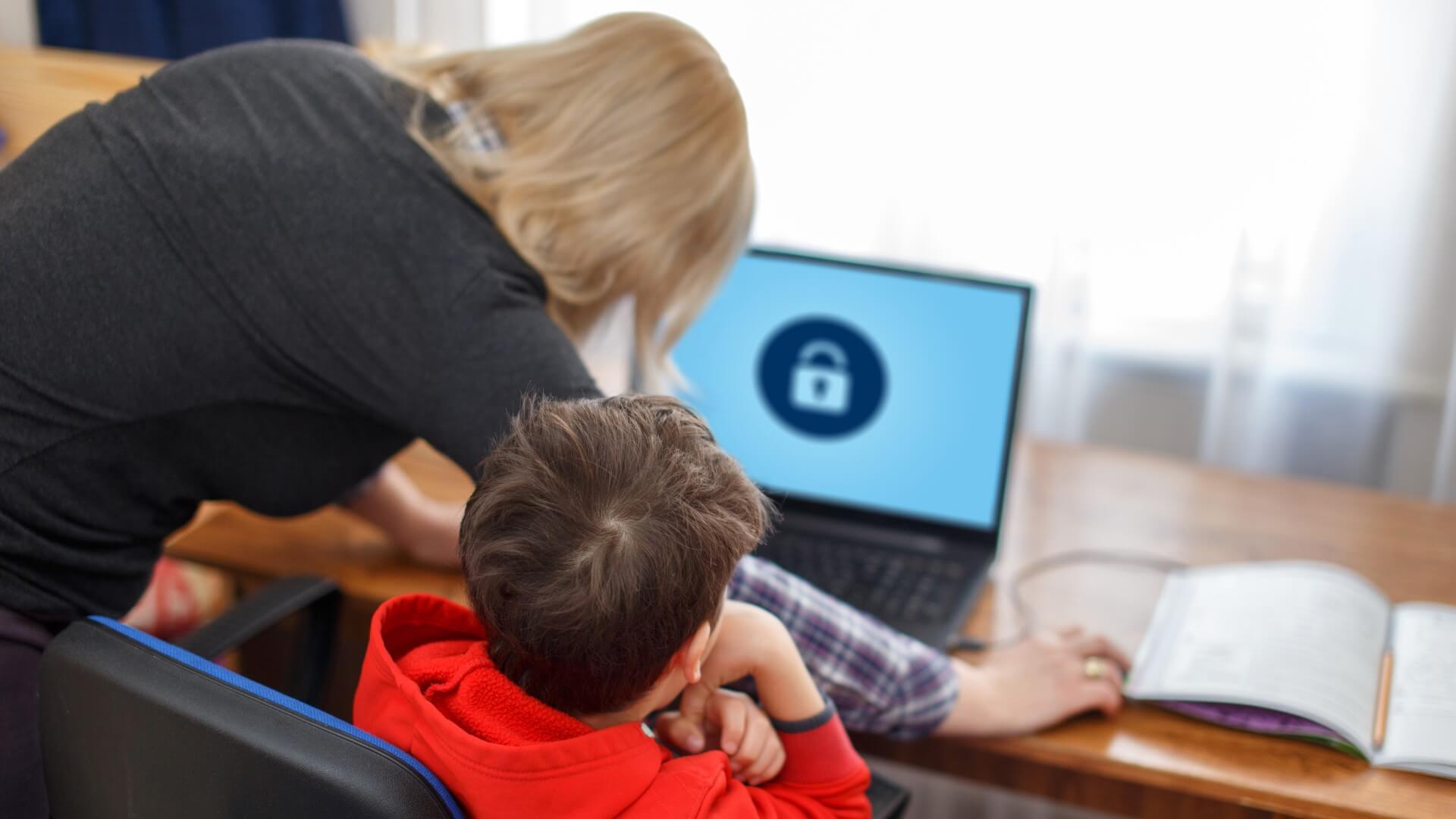 <strong>Çocuklarınızı çevrimiçi ortamda korumanıza yardımcı olacak üç ipucu</strong>