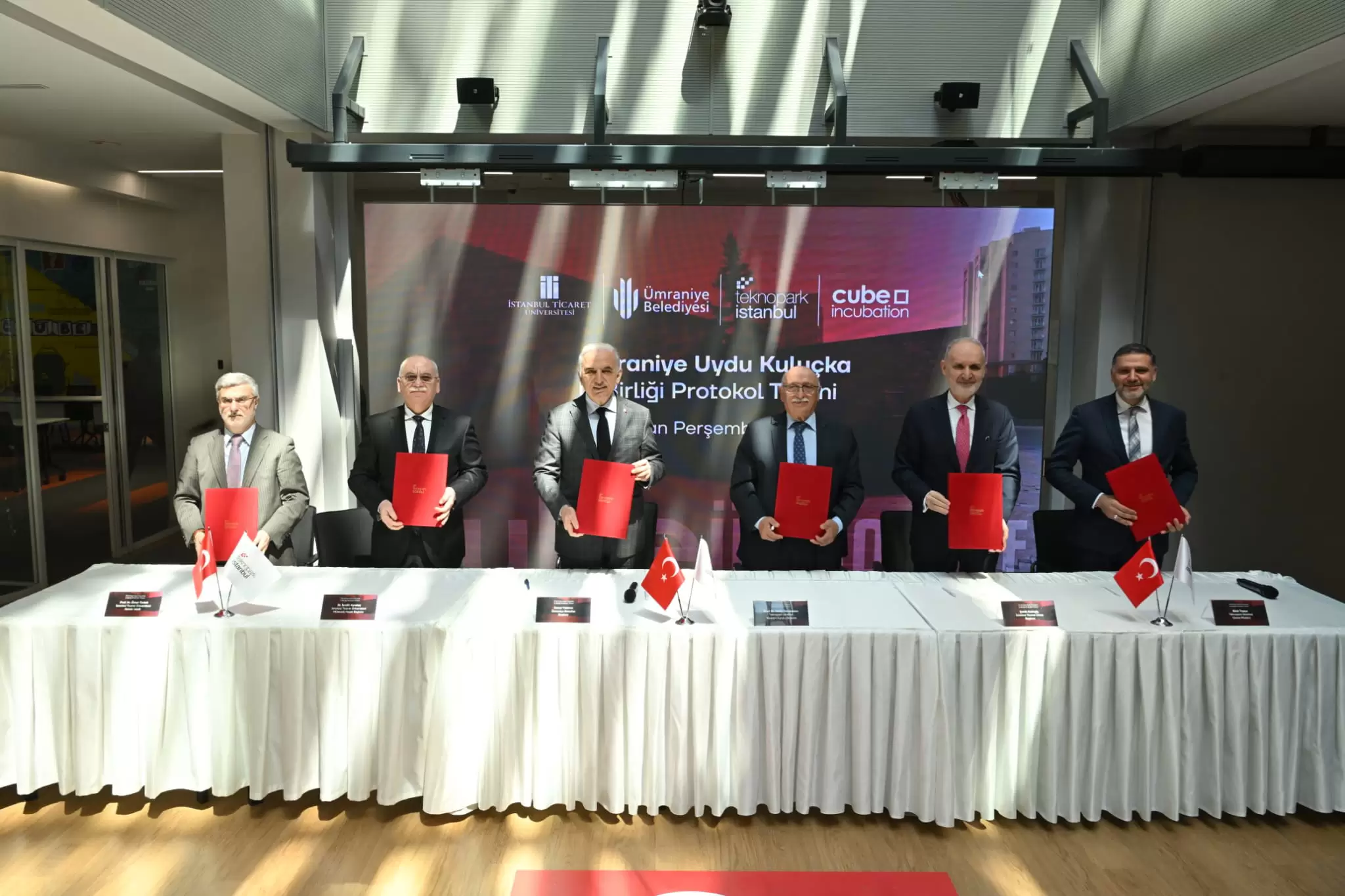 Fotoğraftaki kişiler soldan sağa:

 

İstanbul Ticaret Üniversitesi Rektör Vekili Prof. Dr. Ömer Torlak

İstanbul Ticaret Üniversitesi Mütevelli Heyet Başkanı Dr. İsrafil Kuralay

Ümraniye Belediye Başkanı İsmet Yıldırım

Teknopark İstanbul Yönetim Kurulu Başkanı Prof. Dr. Metin Yerebakan

Teknopark İstanbul Yönetim Kurulu Başkan Vekili Şekib Avdagiç

Teknopark İstanbul Genel Müdürü Bilal Topçu