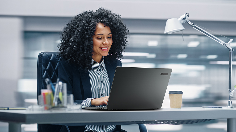 Acer TravelMate P4 16 TMP416 52 TMP416 72 Lifestyle 01