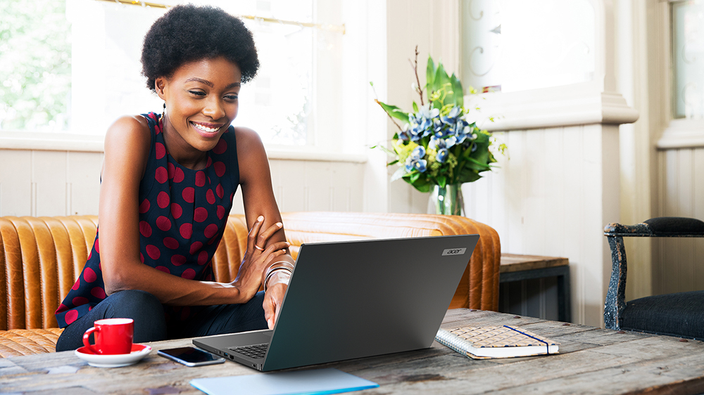 Acer Travelmate P2 16 TMP216 51 lifestyle 03