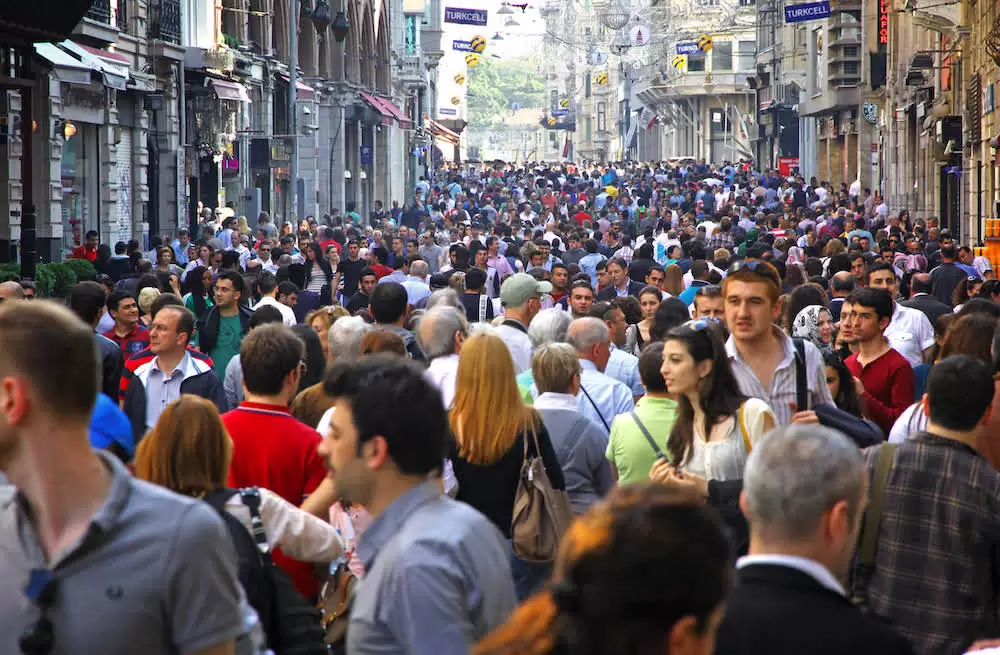 Her 100 gençten 43’ü başka bir ülkeye yerleşmek istiyor