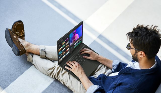 Swift-Edge-16-SFE16-43-Lifestyle-01