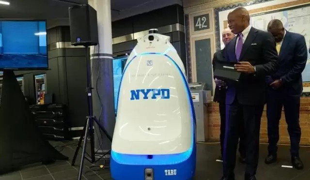 Yeni Güvenlik Robotu Knightscope K5 New York Metrosunu Koruyacak!