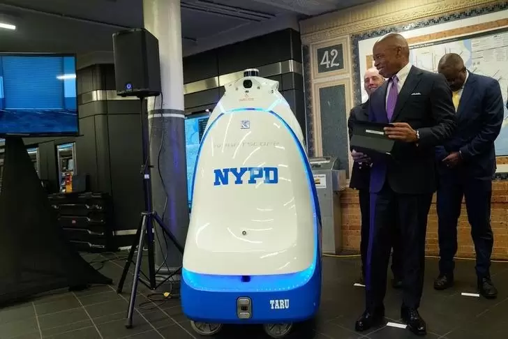 Yeni Güvenlik Robotu Knightscope K5 New York Metrosunu Koruyacak!