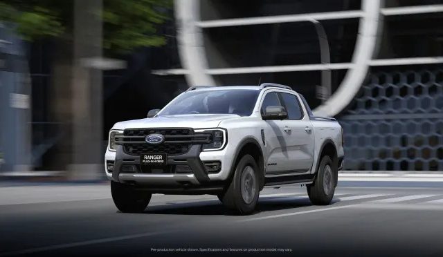 P703_23-PHEV-City-Driving-RHD.webp