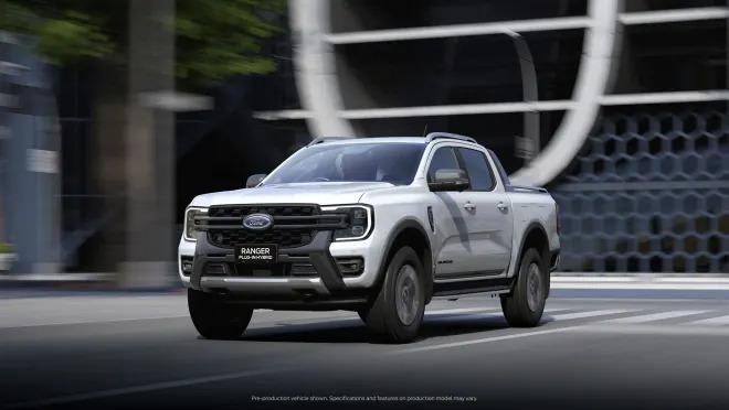 P703_23-PHEV-City-Driving-RHD.webp