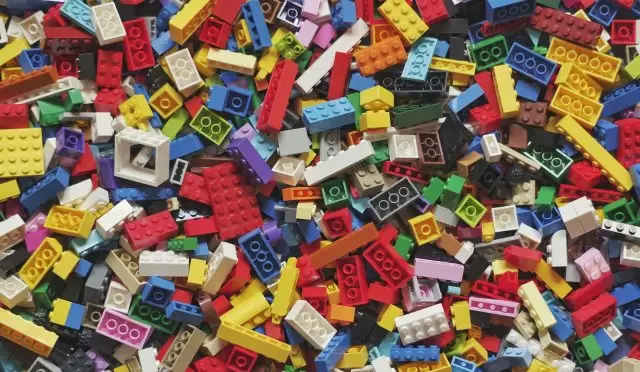 cocuklar-legoyu-neden-burnuna-sokar