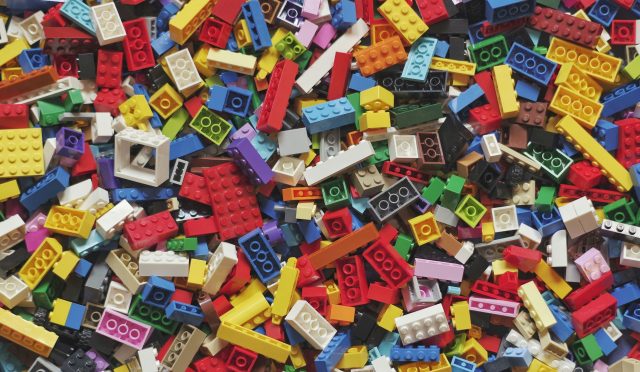 cocuklar-legoyu-neden-burnuna-sokar