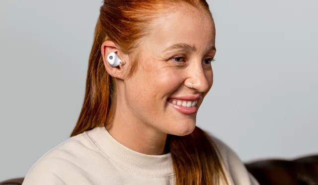 pr_arctis_gamebuds_white_lifestyle_woman_indoor_01
