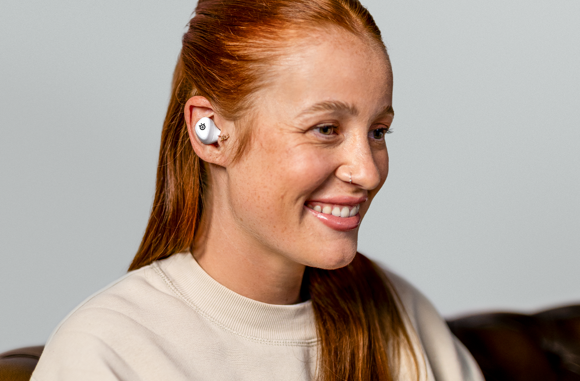 pr_arctis_gamebuds_white_lifestyle_woman_indoor_01