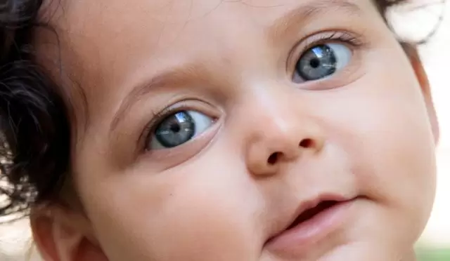 child_with_blue_eyes