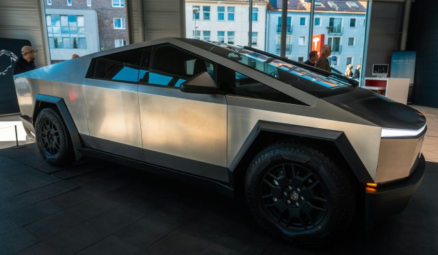 tesla-cybertruck-uretimi-durdu (1)