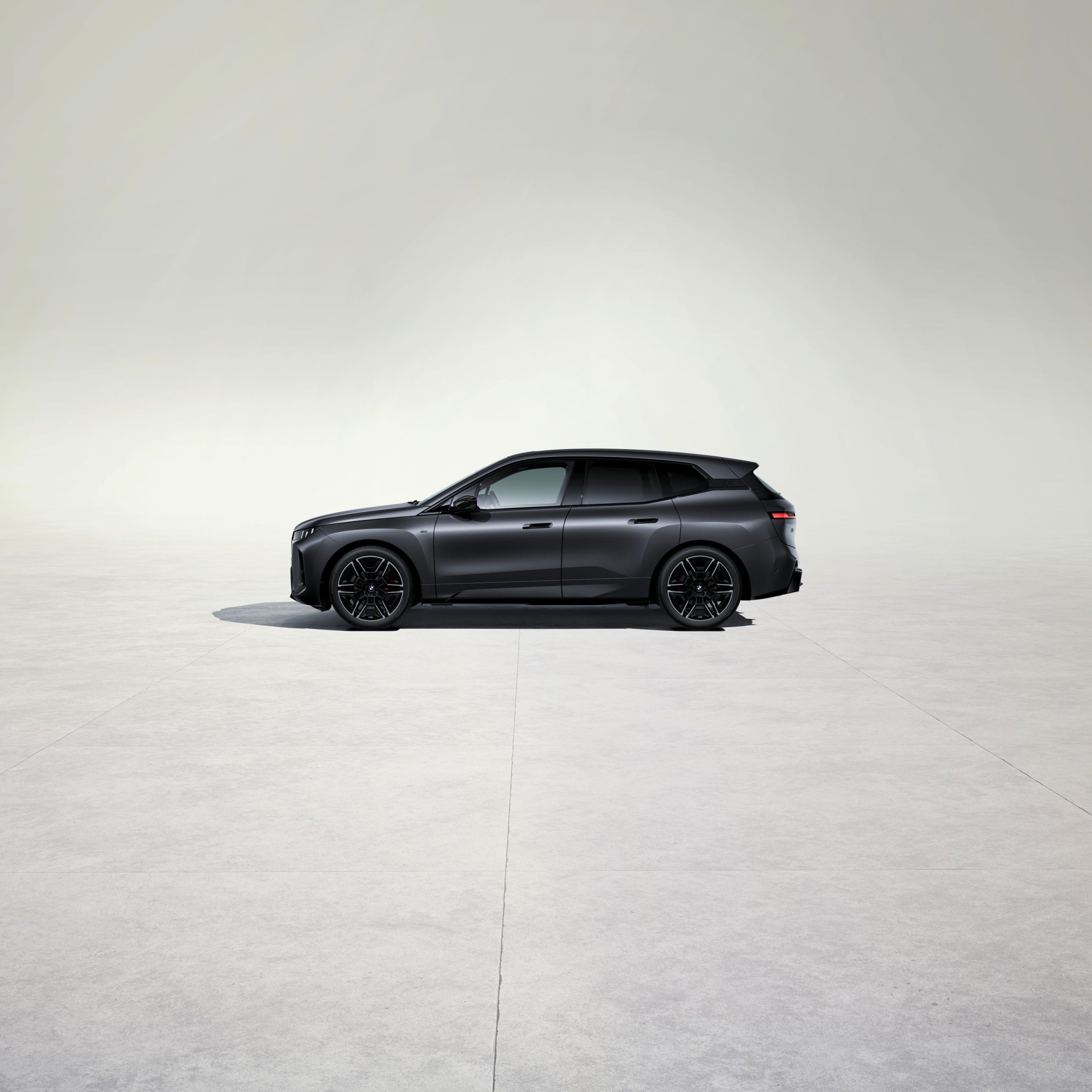 BMW iX M70 2 scaled