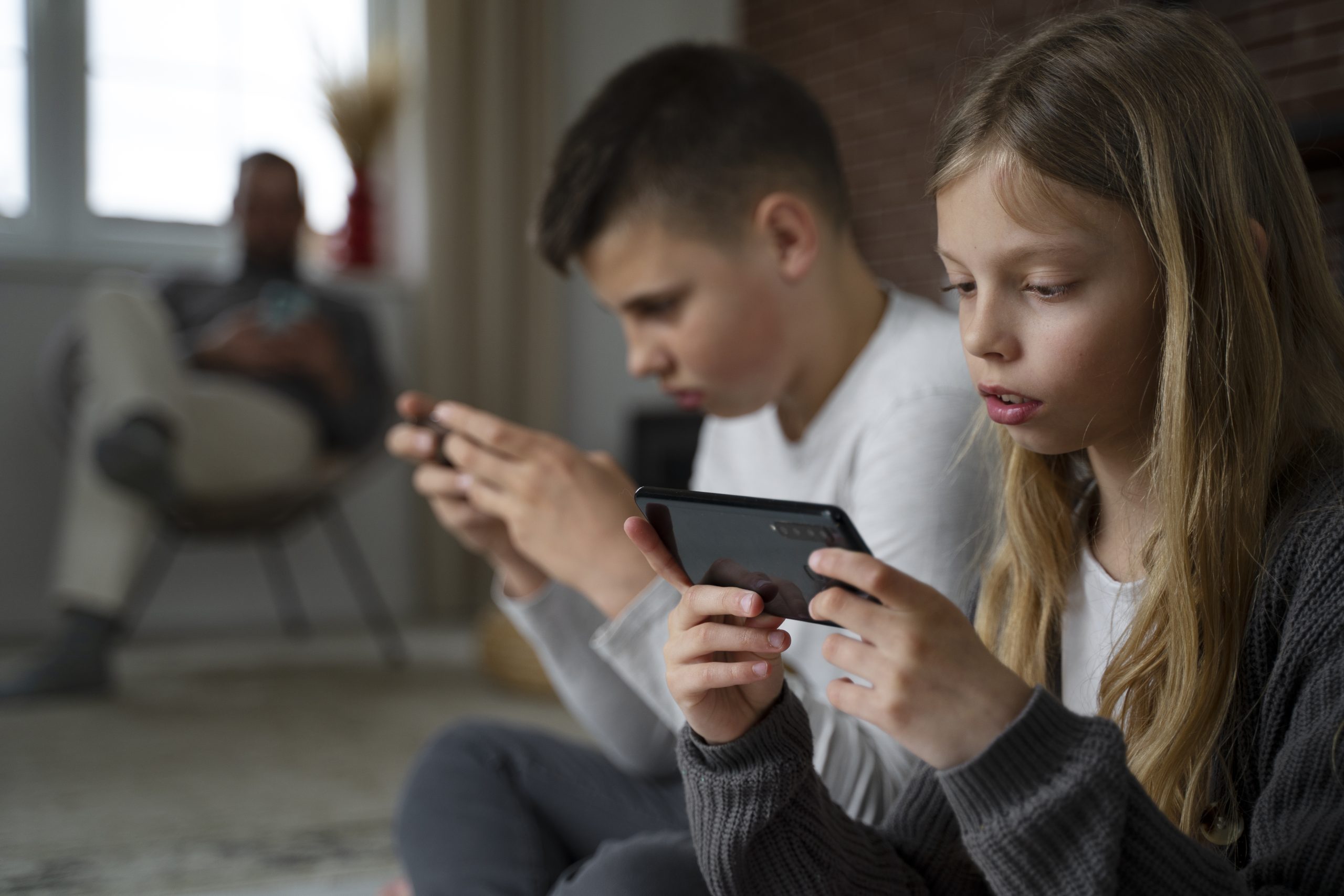 cocuklar kac yasinda telefon sahibi olmali scaled