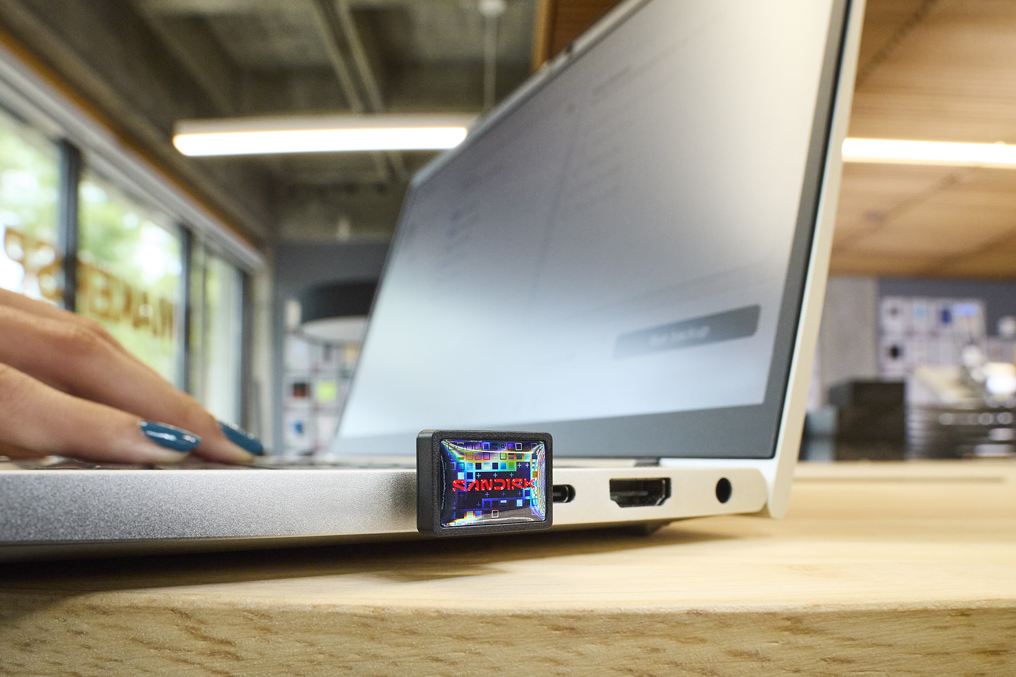 Life: SANDISK Extreme Fit USB-C Flash Drive, Product Only, 04