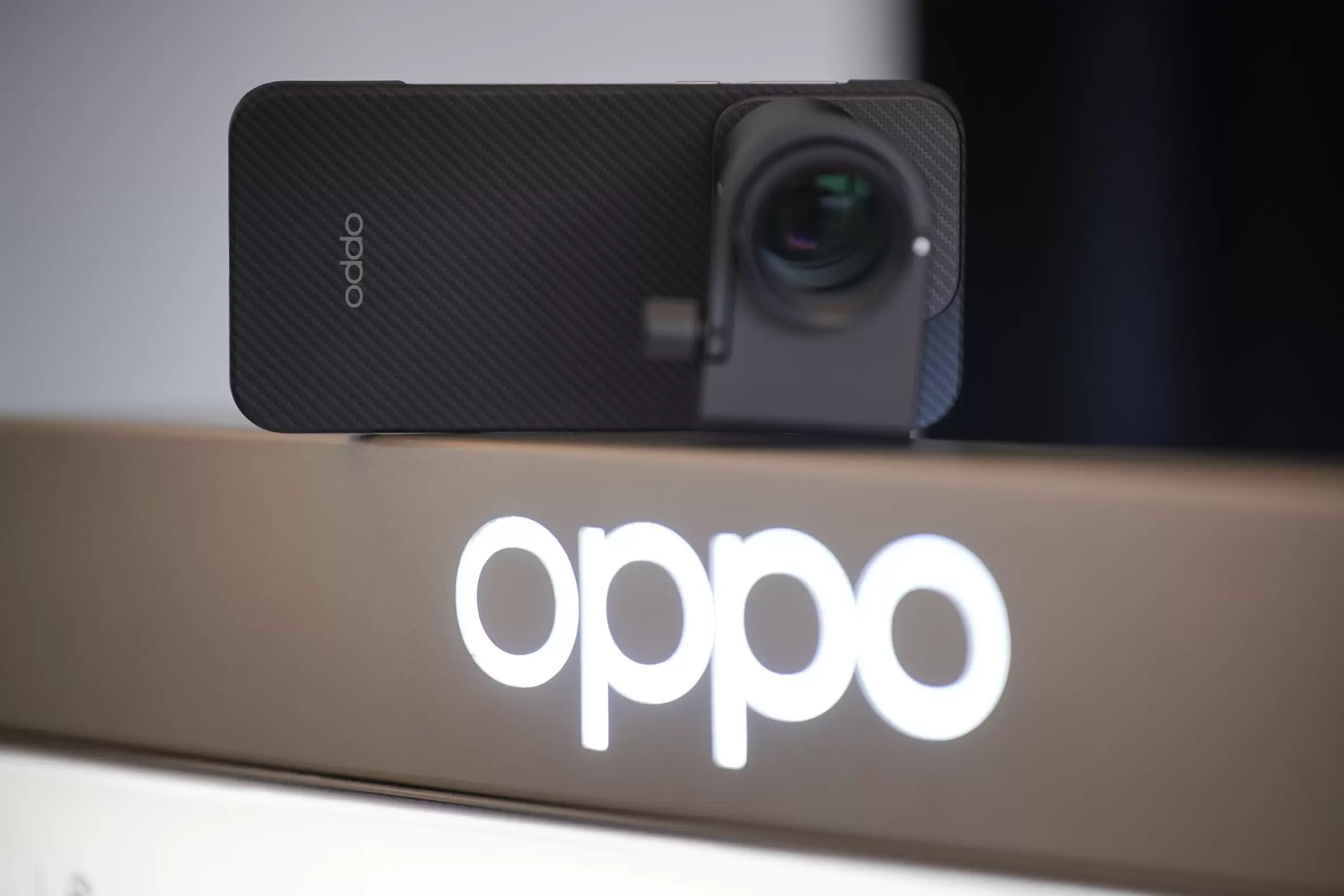 OPPO Find X9 Pro: 7500 mAh Pil ve 200 MP Kamera ile Geldi