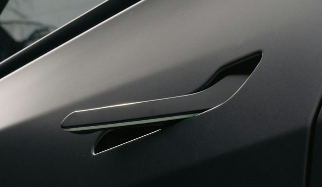 tesla-tarzi-kapi-kollari-yasaklandi