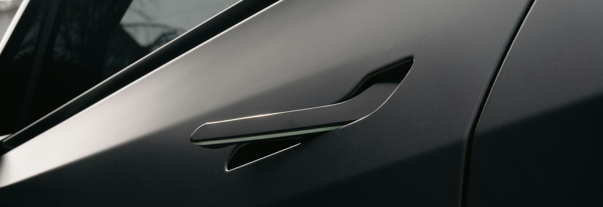 tesla-tarzi-kapi-kollari-yasaklandi