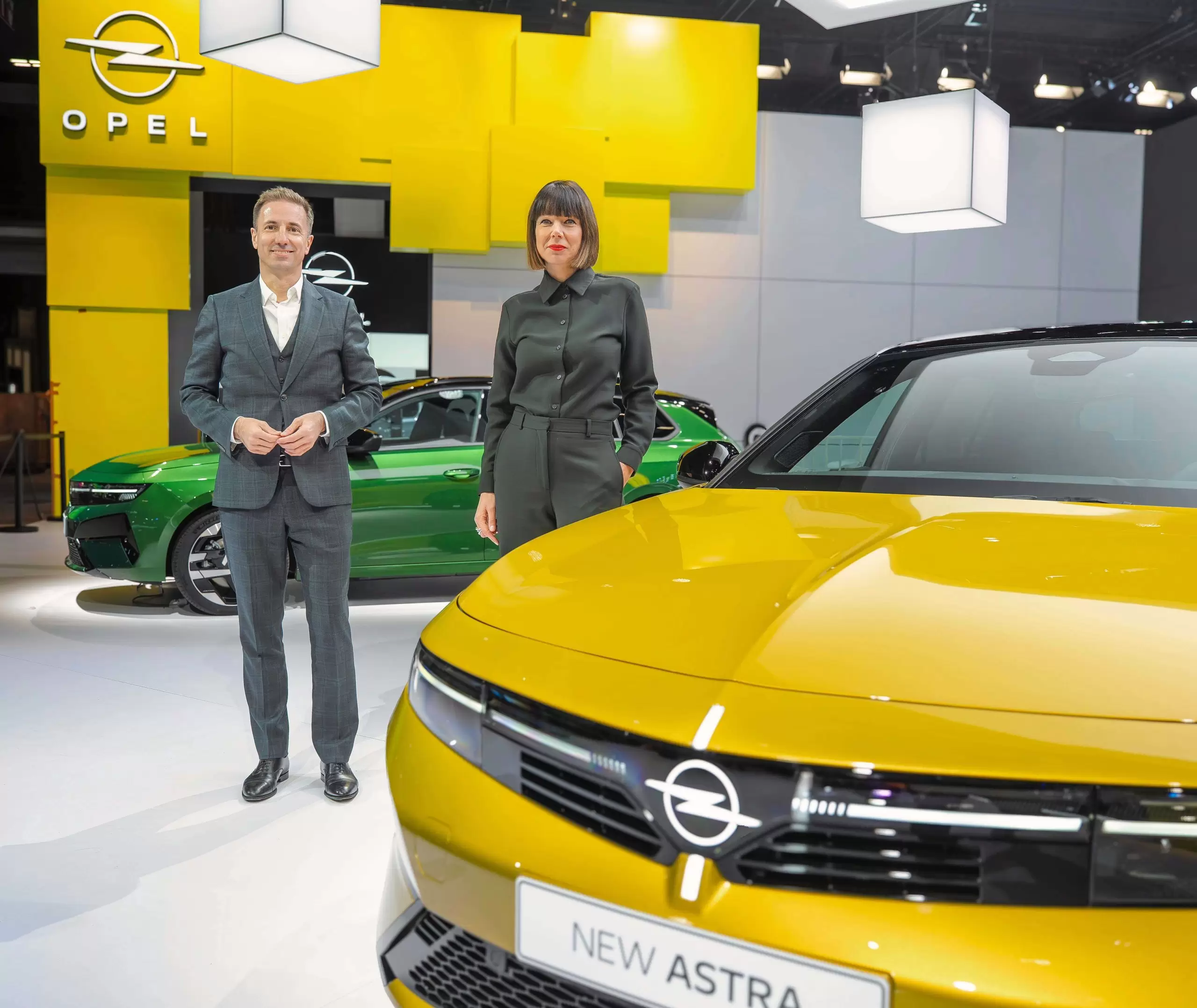 Opel CEOsu Florian Huettl ve Opel Pazarlama Baskan Yardimcisi Rebecca Reinermann scaled