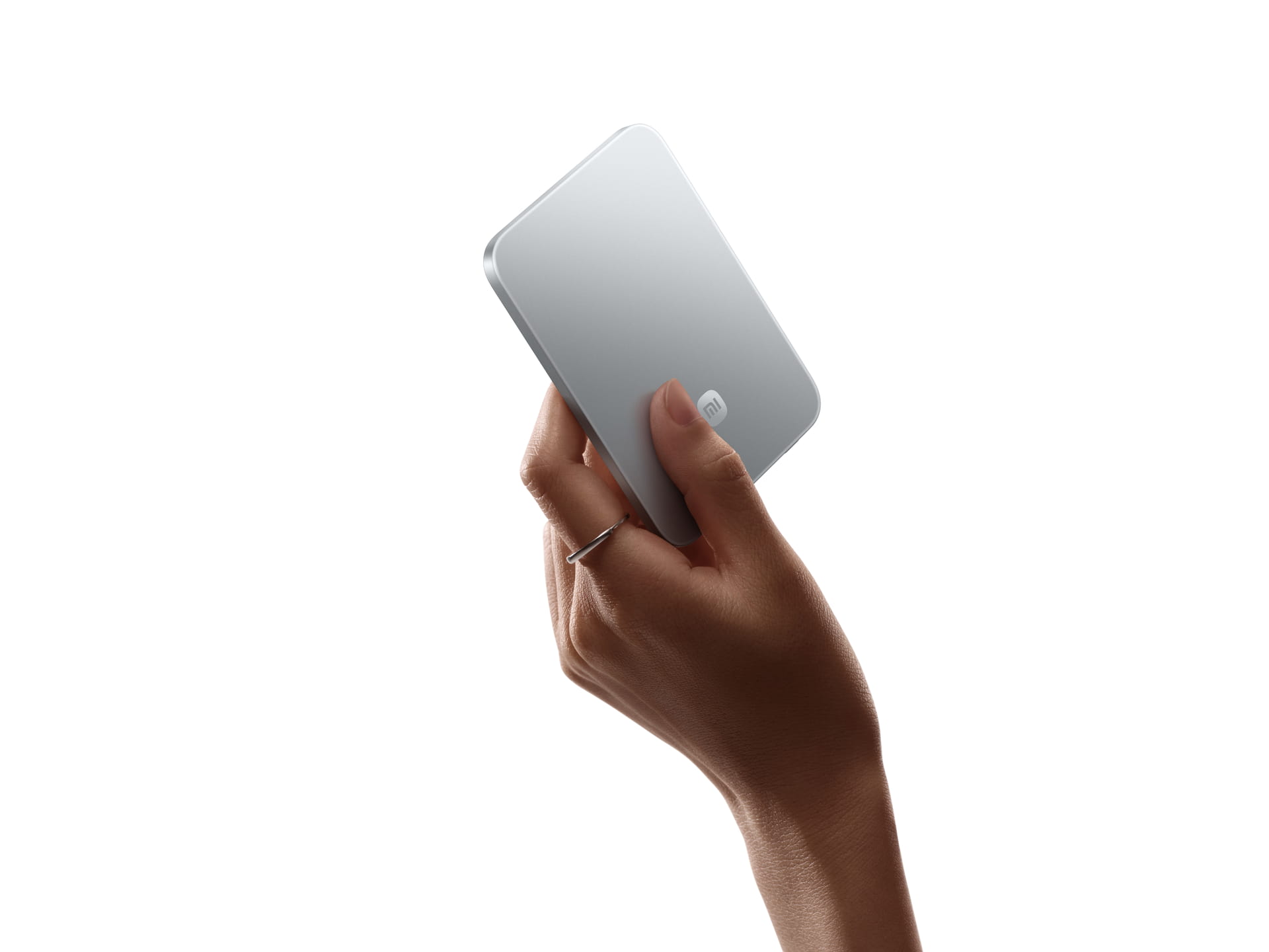1772193177 Xiaomi UltraThin Magnetic Power Bank 5000 15W Handholding